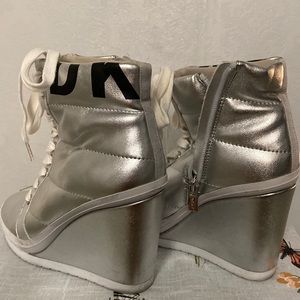 DKNY Women's Noho Wedge Sneaker Boots Metallic Silver Size 5